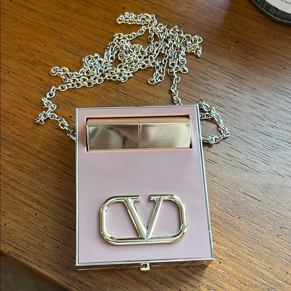 Valentino
Go-Clutch Refillable Compact Powder nude edition